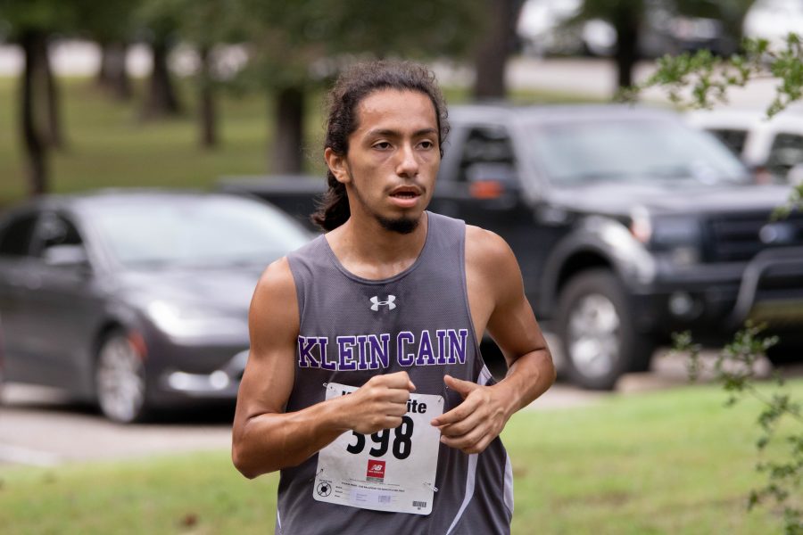 Kevin Rodriguez running early Saturday morning at a competition. Photo by: Charlotte Gottfried