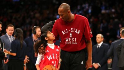 Kobe Bryant hugging his daughter Gianna Bryant before warming up at the NBA all star game in 2016. 