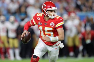 Quarterback of the Kansas city chiefs Patrick Mahomes looking for an open receiver. 